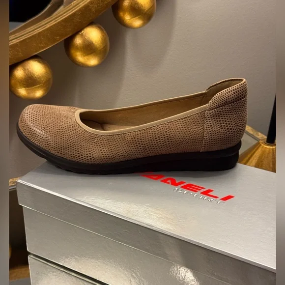 Vaneli Sport Donia Wedge Taupe
Glazed Sueded Leather - Picture 5 of 7